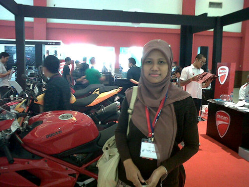 Nhayatie_'s profile picture. Eager to become a successful business woman before 40 and leaving my workspace max on my 35