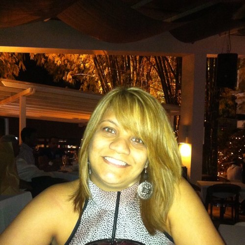 Chica joven, entusiasta, alegre y divertida