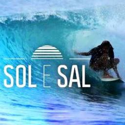 A surfista profissional #ClaudiaGonçalves dá um tempo nas competições para viajar para lugares onde mulheres não são vistas dentro dagua.