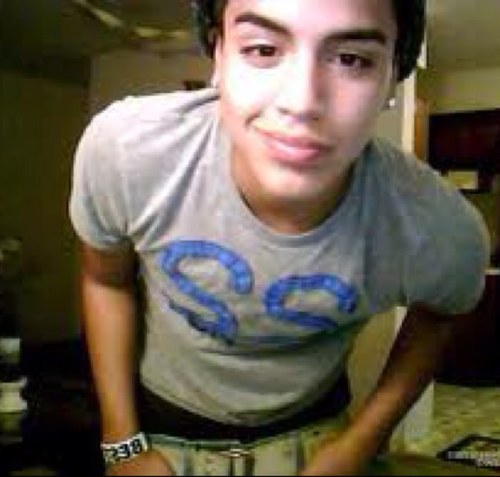 Alex! 18, single, singing, basketball. Follow this cute boii tho (;