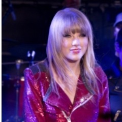 HUGE TAYLOR FANS! Two Chicks @reannaboo & @nicolefearless Supporting Taylor throughout her career and beyond. :)