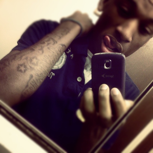 I am 17 , Single , Mixed With Indian Got Soft Ass Hair Loll Ima Prettyboy idgaf Thts Jss Me Lowwkey Freak Kush By The Pound Is What I Smoke