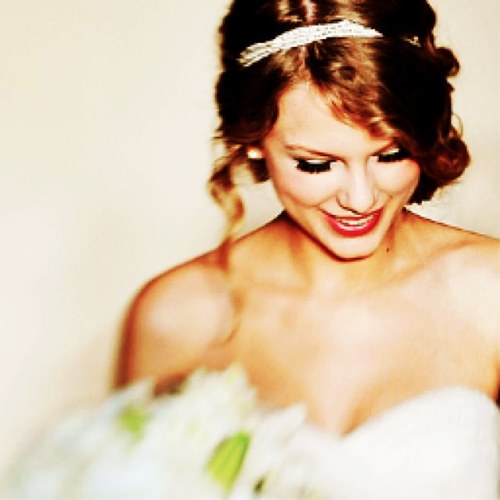 i touched taylor swift on the 13th of march 2012, long live that night. follow me if you adore the flawless taylor swift. ♡