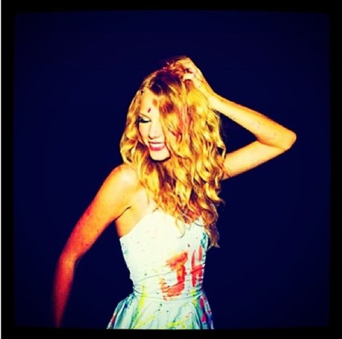 Swifties celebrate swift day on the 13th! Follow us, because i'm back up for sunshineswift13. Just follow!xx