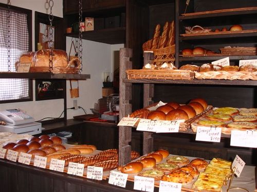 松江の住宅街でタロ、という小さなパン屋の店番してます。