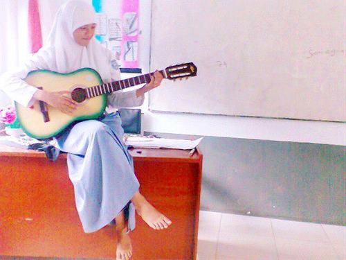 My name is felmita rahayu,you can call me felmita n my fren cal me comek I dnt know why but I liket ,, n I dnt like studying english ,, I like purple. Colour,,,