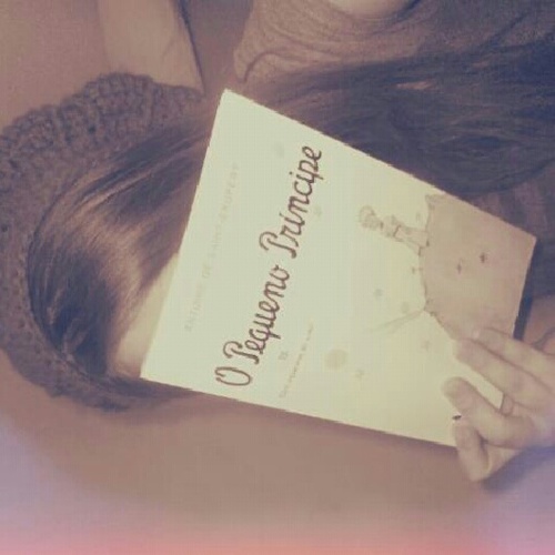 Sou só um livro velho que não vale a pena ser lido. Twitter de pensamentos, muitas vezes melancólicos. 
(@maspobibi pessoal)