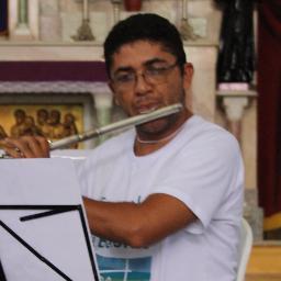 Saxofonista, Flautista, Licenciado em Musica pela Universidade Estadual do Ceará.