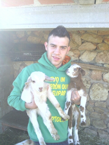 Amante de los animales y de la fiesta,  siempre k sea con los praims. Valencianista hasta la muerte.