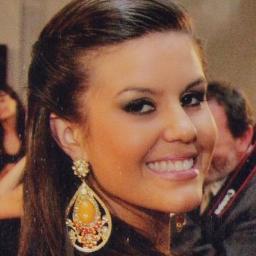 Médica Veterinária, escorpiana, gremista, caçula, implicante, compreensiva, sonhadora e passional.