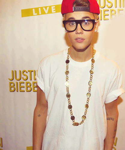 @Justinbieber He's my idol I love is the best one so special OMG! I love you