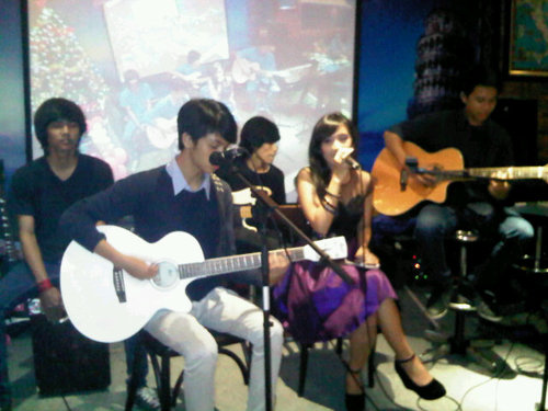 sweetmonday1's profile picture. Sweet monday bergenrekan jazz/ alternative acoustica  |  contact person adisty 089622351812 @adistooooy