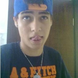 Alto,magrelo,feio...#Santista de coração... #Geminiano... E muito #Besta. http://t.co/U9JSsM51