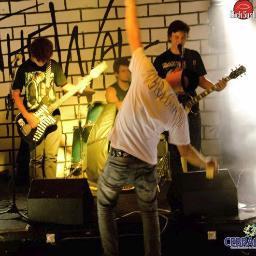 É uma banda de reggae/rock formada desde de janeiro de 2008 conta com três integrantes o baterista, baixista e guitarrista e vocalista.