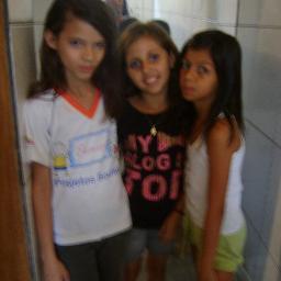 sou chata e irritante adoro pertubar os outros....
