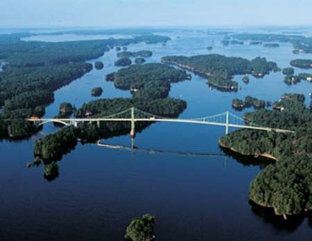 Located in the 1000 Islands area we address the region's key labour force needs. We host community economic development events and support local initiatives.