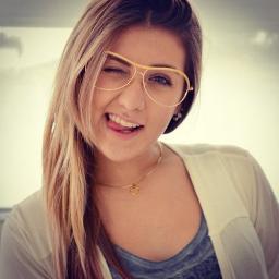 Bom Bio sou Laura Backes Tenho 20 Anos E Faço Faculdade De Moda!