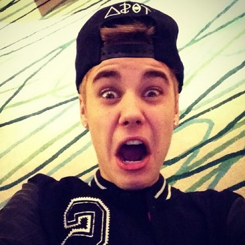 Oi, sou a namorada do Jus10 Drew. Aperte follow igual Justin fez no dia 01/01/2012 onde ele realizou meu sonho ♥
