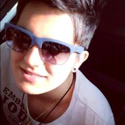 Parece que eu soltei do mundo e segurei só na sua mão @luansantana  ♥  Criado em:02/09/10