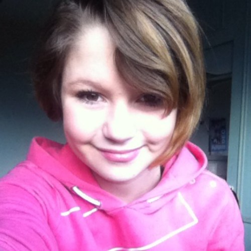 TezzieBearX's profile picture. too small to get a good bio off the top shelf!(Y)  All time low,sims,makeup,phone,ipod and KFC chicken!