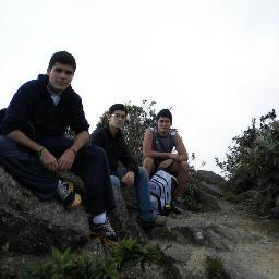 Hago 2 carreras. Fin de la historia. No me queda tiempo para mas nada. Soy de esas personas que vale la pena conocer