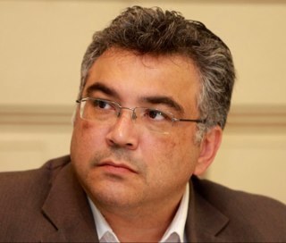 Paraibano, natural de Sousa, Bacharel em Ciências da Computação - UFPB, funcionário público.