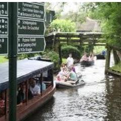 De talloze bruggetjes, die over het water naar pittoreske boerderijen leiden, maken iedere bezoeker spontaan verliefd op dit karakteristieke waterdorp.