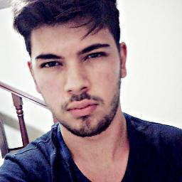 #Virginiano;17anos;#Solteiro;Chato;Feio;Carinhoso; Romântico; Segue que descobre o resto! ;] Vivo pra ser feliz não vivo pra ser comum ♪