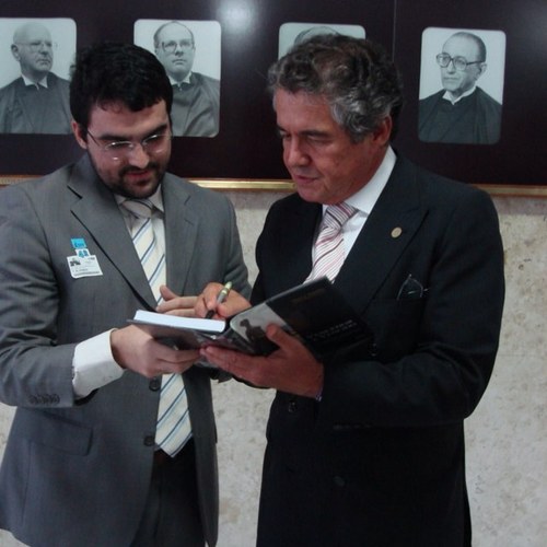 Coautor do Análise das Divergências Jurisprudenciais no STF e STJ, Editora Juspodivm e coautor do livro Saberes Jurisprudenciais - STF e STJ, Editora Saraiva.