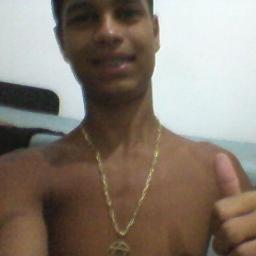 Quem quiser vencer na vida deve fazer como os seus sábios: mesmo com a alma partida, ter um sorriso nos lábios.