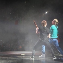 im Niall, im in one direction. i sing and play an instrument with 6 
strings on it

mullingar,westmeath,ireland · http://t.co/H22pBMVM
