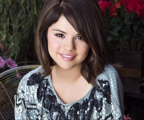 Alex Mills, younger sister of Regina Mills. Came here to look for my sister. My mother Cora left me at someones doorstep.