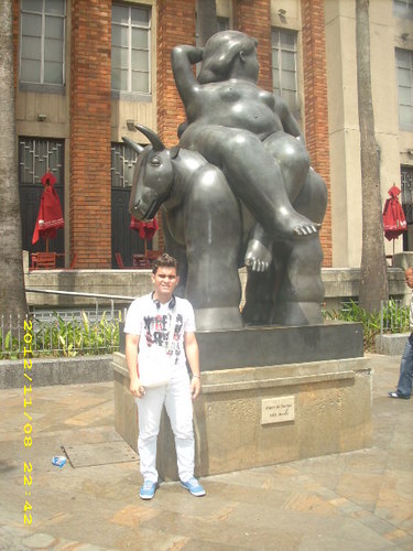 M Geusta Ir A Fiestas Y Pues Me Gusta Reirrrr Bastante :D   Me GuStA Conocer Gentee!!