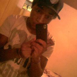 Sou louco, surtado, descontrolado e perturbado, irritante, um pouco chato, legal, amigo de todo mundo, sincero, criança e ingênuo prazer eu Igor Machado. :D \z