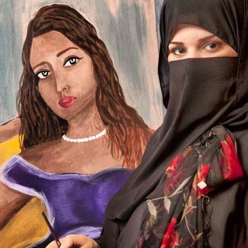 ‏اكره المسميات ولكن للتعريف فنانة تشكيلية ومصممة عبايات..مقدمة ومعدة بعوام ميديا للانتاج الفني اكرة السياسة والعنصرية والحديث باموري الخاصة للاغراب .