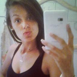19 anos, comprometida, canceriana e secretaria administrativa.