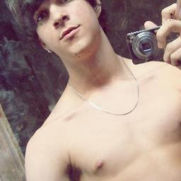Oi, Sou Recifense ,Solteiro, idade 18, alegre, estressado, engraçado,Burro, legal, amigo, Flamenguista. Surf, e Voleibol.