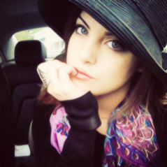 Hey i'm Liz gillies. Diva, fabulosa e linda. DemiJujuba  Ruiva, Miley e Seles São minhas lindas e divas u.u xoxo ass:LizG.