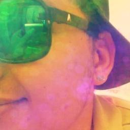 Amizade de papel rasga, amiga de vidro quebra, amiga falsa desisto, mas amiga igual a você não existe.( F.R.L.)