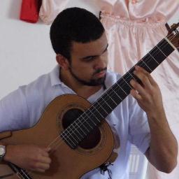 Estudiante de musica en el Conservatorio de música Simón Bolívar,  guitarrista clásico, profesor de música y en ocasiones mecánico automotriz