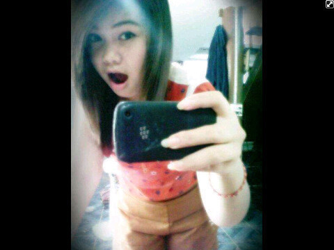 ชื่อ แอน ..... ถ้าอยากรู้จักมากกว่านี้ เข้ามาทักได้ ^^'