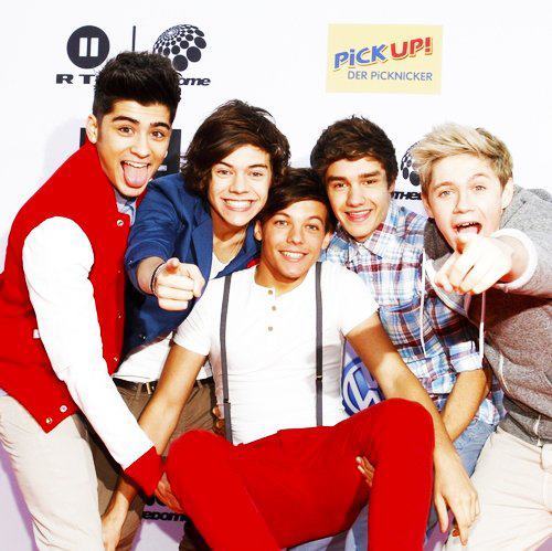1D 
Niall Horan
Harry Styles 
Louis Tomlinson
Zyan Malik 
Liam Payne  
Love all our fans xxxx