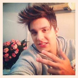 sou 100% fãn de @luansantana eu amoo ele! espero qe algum dia possa ir ao algum show dele! @luansantana eu te amoooo!