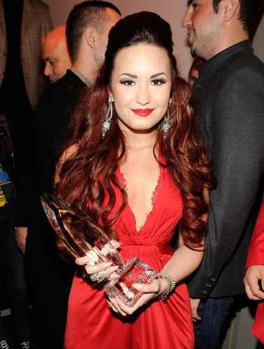 I still can't believe Demi didn't win pop artist. I am DONE. :/
