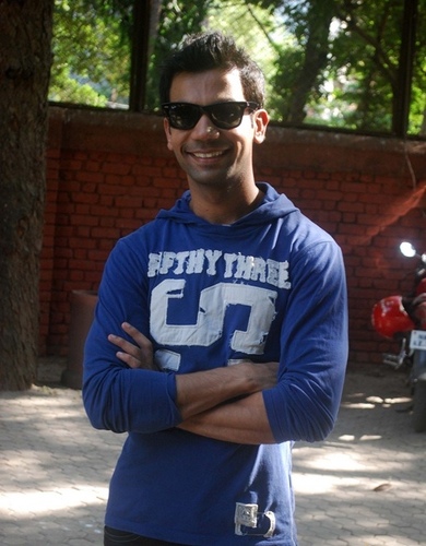 Ordinary Guy, Proud Gujarati, Wannabe Business Tycoon & Madly in love with my best friend's sister! ;)