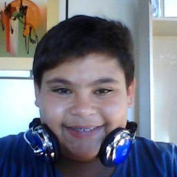 14 anos,capricorniano,marrento,doritos,coca.Isso é um poco de mim agora segue e vamo que vamo 
http://t.co/UrYcfe0S