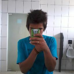 Uma cara embriagada no espelho do banheiro (8)