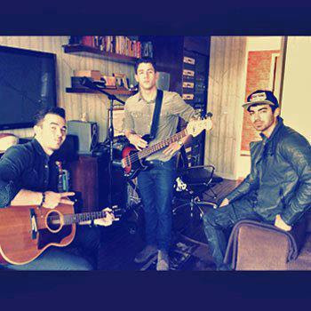 Amo con heart & soul a los jonas brothers! ellos son mi vida! me encantan! son tres chicos que cambiaron my life completamente c':
