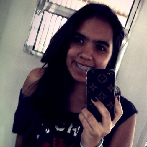 Aproveite o dia ou morra lamentando o tempo que você perdeu      -Avenged Sevenfold     
Dona da empresa GAV ((: