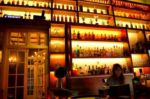 Bienvenidos a Tres Diablos Bar, un lugar que se yergue en el rincón más lucido de una Mansión coqueta del año 15 dispuesta a seducir.